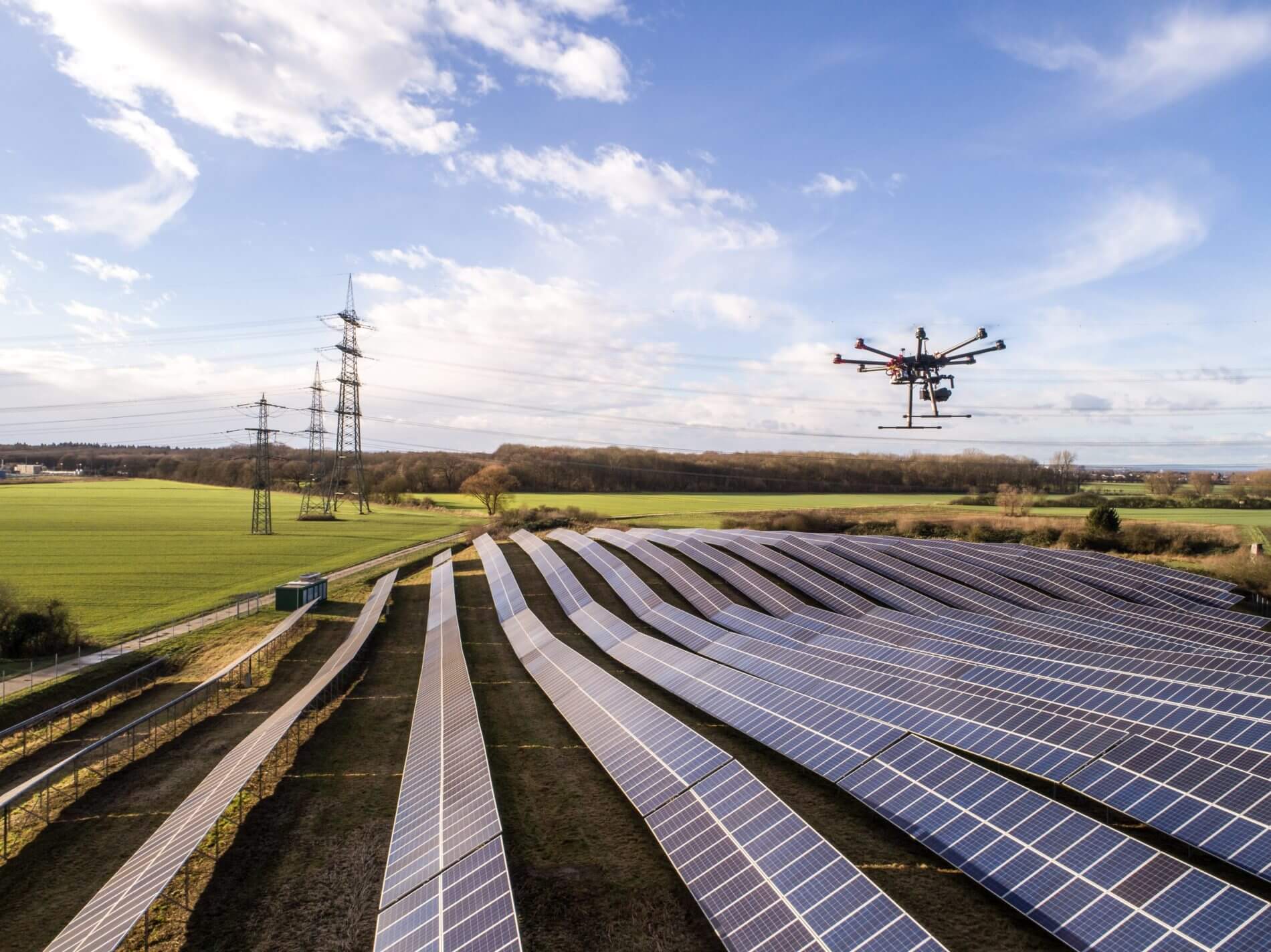 Drohnen und Energiebranche: Inspektion von Windkraftanlagen und Solaranlagen